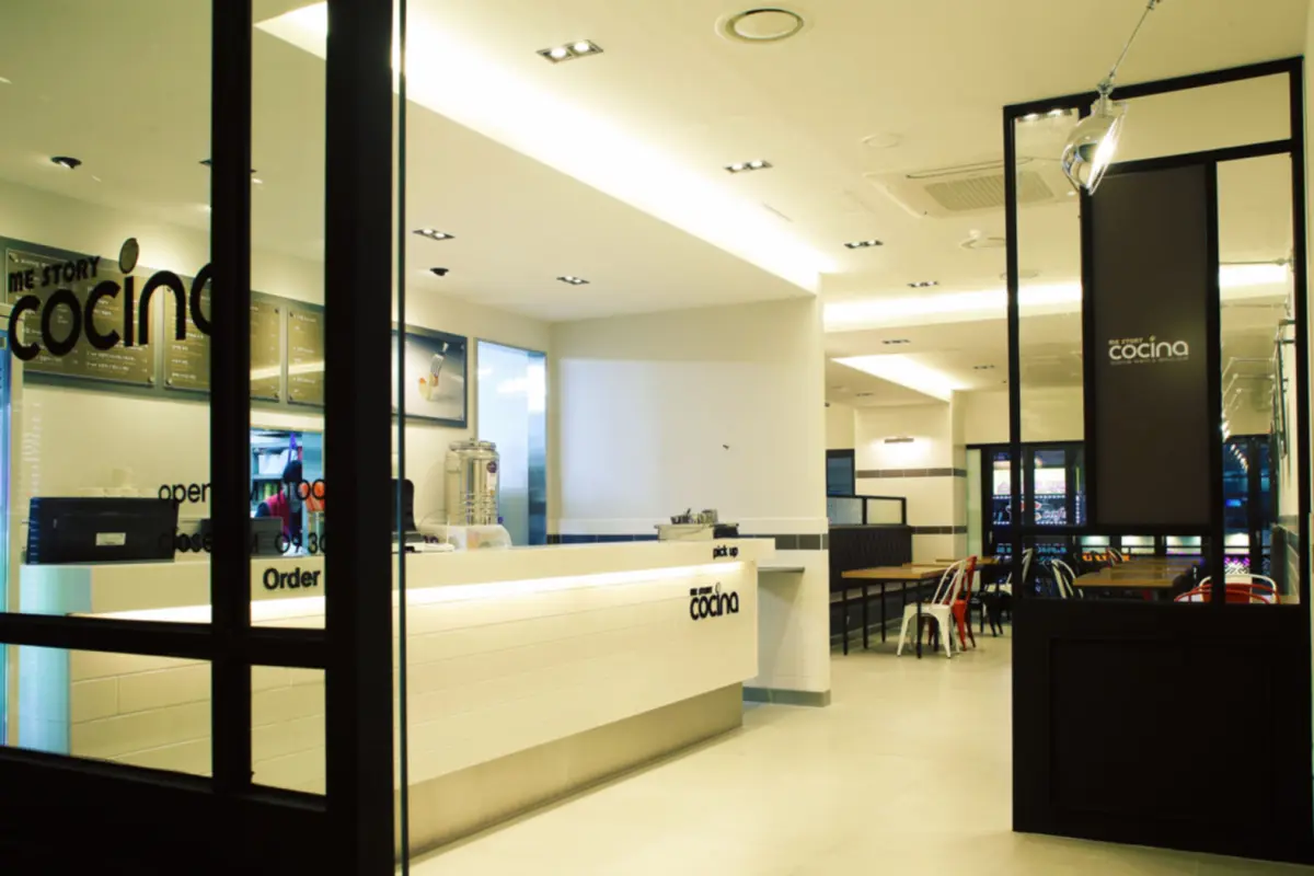 꼬시나, 화이트톤 모던 카페 인테리어 시공사례